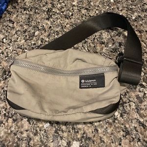 Lululemon Clean Lines Belt Bag 2L (Sage Green)